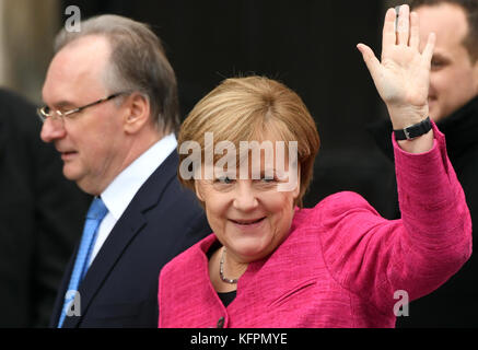 Wittenberg, Germania. 31 ottobre 2017. Il Premier della Sassonia-Anhalt Reiner Haseloff (CDU) e la cancelliera tedesca Angela Merkel (CDU) partecipano alla cerimonia ufficiale in occasione del 500° anniversario della riforma a Wittenberg, Germania, il 31 ottobre 2017. Secondo la tradizione, il riformatore Martin Lutero (1483-1546) postò le sue 95 tesi contro la vendita di indulgenze da parte della chiesa sulle porte della Chiesa di Ognissanti il 31 ottobre 1517. Il giorno è noto come l'inizio del cambiamento mondiale per quanto riguarda la chiesa e la società. Credito: dpa Picture Alliance/Alamy Live News Foto Stock