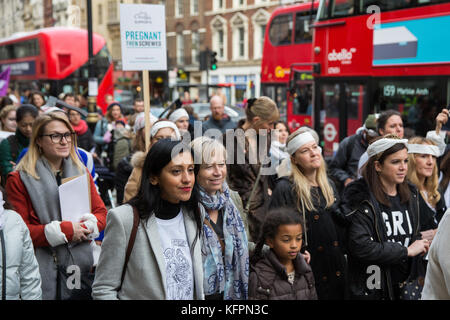 Londra, Regno Unito. Il 31 ottobre 2017. L'attrice manjinder virk prende parte nel marzo delle mummie con i sostenitori di unire la gravidanza poi avvitata nel supporto dei migliori diritti per le mamme che lavorano. dimostranti travestiti da mummie a simboleggiare obsoleta la legislazione attualmente in vigore e simili marche ha avuto luogo a Belfast, Cardiff, glasgow, Newcastle e Manchester. Credito: mark kerrison/alamy live news Foto Stock