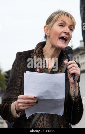 Londra, Regno Unito. Il 31 ottobre 2017. sophie walker, leader della parità delle donne partito, risolve i sostenitori di unire la gravidanza poi avvitata per protestare in piazza del Parlamento a seguito del marzo delle mummie a sostegno dei migliori diritti per le mamme che lavorano su halloween prima di presentare una serie di cinque richieste alla mps. dimostranti travestiti da mummie a simboleggiare obsoleta la legislazione attualmente in vigore e simili marche ha avuto luogo a Belfast, Cardiff, glasgow, Newcastle e Manchester. Credito: mark kerrison/alamy live news Foto Stock