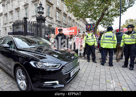 Londra, Regno Unito. Il 31 ottobre 2017. Le donne partecipano in un "arco di mummie', al di fuori di Downing Street come una vettura ministeriale si allontana. Il gruppo ha camminato da Trafalgar Square a Piazza del Parlamento a chiedere il riconoscimento, di rispetto e di cambiamento per le mamme che lavorano. Molti indossavano una discussione su problemi di attualità Halloween 'false' costume durante la protesta. Credito: Stephen Chung / Alamy Live News Foto Stock