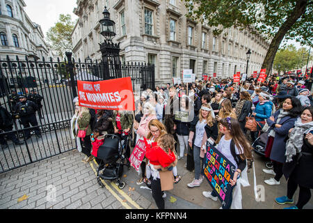 Londra, Regno Unito. 31 ott 2017. Al di fuori di Downing Street - Il marzo delle mummie organizzato da donne in gravidanza poi avvitata per evidenziare la discriminazione sul posto di lavoro contro le donne che hanno figli. Credito: Guy Bell/Alamy Live News Foto Stock