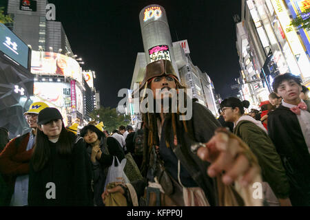 Tokyo, Giappone. 31 ottobre 2017. Un festaiolo in costume si gode le celebrazioni di Halloween a Shibuya il 31 ottobre 2017, Tokyo, Giappone. Migliaia di giovani si riuniscono per celebrare l'evento annuale a Shibuya e Roppongi. Una maggiore presenza di sicurezza può essere vista intorno al famoso incrocio di Shibuya. Crediti: Rodrigo Reyes Marin/AFLO/Alamy Live News Foto Stock