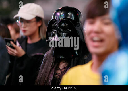 Tokyo, Giappone. 31 ottobre 2017. I festaioli in costume si riuniscono durante le celebrazioni di Halloween a Shibuya il 31 ottobre 2017, Tokyo, Giappone. Migliaia di giovani si riuniscono per celebrare l'evento annuale a Shibuya e Roppongi. Una maggiore presenza di sicurezza può essere vista intorno al famoso incrocio di Shibuya. Crediti: Rodrigo Reyes Marin/AFLO/Alamy Live News Foto Stock