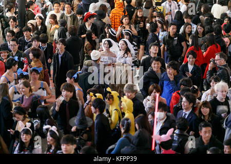 Tokyo, Giappone. 31 ottobre 2017. I festaioli in costume si riuniscono durante le celebrazioni di Halloween a Shibuya il 31 ottobre 2017, Tokyo, Giappone. Migliaia di giovani si riuniscono per celebrare l'evento annuale a Shibuya e Roppongi. Una maggiore presenza di sicurezza può essere vista intorno al famoso incrocio di Shibuya. Crediti: Rodrigo Reyes Marin/AFLO/Alamy Live News Foto Stock