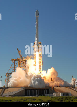 Cape Canaveral, in Florida, Stati Uniti d'America. 30 ott 2017. spacex lancia un Falcon 9 rocket portante il koreasat-5un satellite di comunicazioni dal tampone 39a in corrispondenza di nasa Kennedy Space Center il 30 ottobre 2017 in Florida. Il primo stadio del razzo atterrato per circa dieci minuti dopo il decollo su un drone spacex nave nell'oceano atlantico. Il satellite fornirà tv e altri servizi di comunicazione per le persone in Corea del Sud, Giappone e sud-est asiatico. Credito: Paul Hennessy/alamy live news Foto Stock