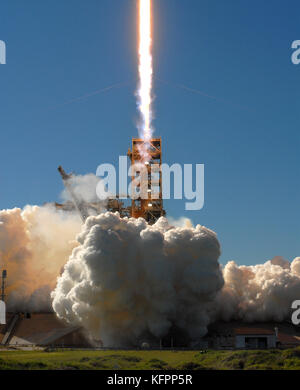 Cape Canaveral, in Florida, Stati Uniti d'America. 30 ott 2017. rocket del gas di scarico del motore in corrispondenza del pad 39a in corrispondenza di nasa Kennedy Space Center è visto come un spacex Falcon 9 razzo viene lanciato portante il koreasat-5un satellite di comunicazioni su ottobre 30, 2017 in Florida. Il primo stadio del razzo atterrato per circa dieci minuti dopo il decollo su un drone spacex nave nell'oceano atlantico. Il satellite fornirà tv e altri servizi di comunicazione per le persone in Corea del Sud, Giappone e sud-est asiatico. Credito: Paul Hennessy/alamy live news Foto Stock