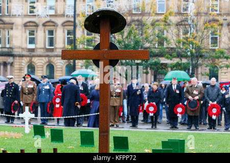 Glasgow, Regno Unito. 31 ott 2017. In heavy rain, un certo numero di personalità militari, dignitari politici tra cui EVA BOLANDER, Prevosto di Glasgow e un certo numero di ex-service gli uomini e le donne di cui il papavero ghirlande all apertura ufficiale del Giardino della Rimembranza in George Square, Glasgow Credit: Findlay/Alamy Live News Foto Stock