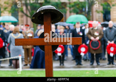 Glasgow, Regno Unito. 31 ott 2017. In heavy rain, un certo numero di personalità militari, dignitari politici tra cui EVA BOLANDER, Prevosto di Glasgow e un certo numero di ex-service gli uomini e le donne di cui il papavero ghirlande all apertura ufficiale del Giardino della Rimembranza in George Square, Glasgow Credit: Findlay/Alamy Live News Foto Stock