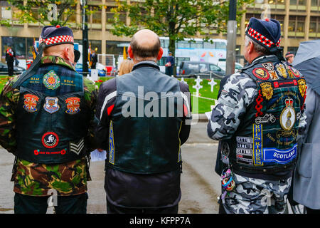 Glasgow, Regno Unito. 31 ott 2017. In heavy rain, un certo numero di personalità militari, dignitari politici tra cui EVA BOLANDER, Prevosto di Glasgow e un certo numero di ex-service gli uomini e le donne di cui il papavero ghirlande all apertura ufficiale del Giardino della Rimembranza in George Square, Glasgow Credit: Findlay/Alamy Live News Foto Stock