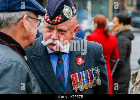 Glasgow, Regno Unito. 31 ott 2017. In heavy rain, un certo numero di personalità militari, dignitari politici tra cui EVA BOLANDER, Prevosto di Glasgow e un certo numero di ex-service gli uomini e le donne di cui il papavero ghirlande all apertura ufficiale del Giardino della Rimembranza in George Square, Glasgow Credit: Findlay/Alamy Live News Foto Stock