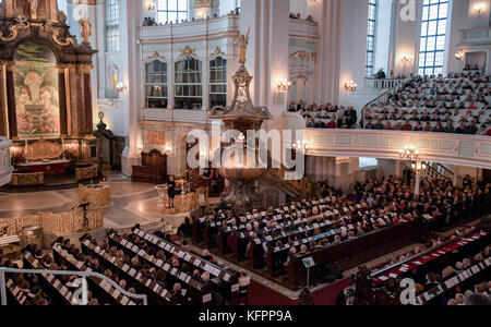 Amburgo, Germania. 31 ott 2017. kirsten fehrs, vescovo di Amburgo e Lubecca diocesi, parlando durante il servizio di una chiesa in occasione del primo anniversario della riforma alla michaeliskirche (st. Michael's chiesa) ad Amburgo, Germania, 31 ottobre 2017. Credito: Axel heimken/dpa/alamy live news Foto Stock