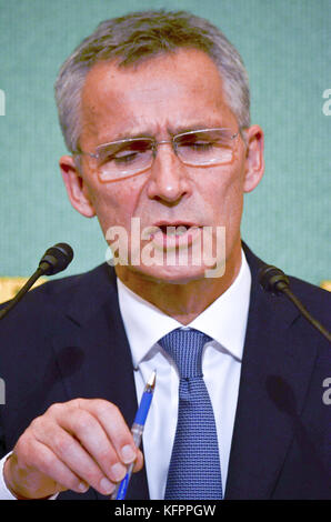 Tokyo, Giappone. 31 ottobre 2017. Il segretario generale della NATO Jens Stoltenberg parla ai giornalisti del Japan National Press Club a Tokyo in Giappone lunedì 31 ottobre 2017. Foto di: Ramiro Agustin Vargas Tabares credito: Ramiro Agustin Vargas Tabares/ZUMA Wire/Alamy Live News Foto Stock