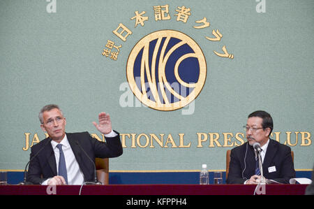 Tokyo, Giappone. 31 ottobre 2017. Il segretario generale della NATO Jens Stoltenberg parla ai giornalisti del Japan National Press Club a Tokyo in Giappone lunedì 31 ottobre 2017. Foto di: Ramiro Agustin Vargas Tabares credito: Ramiro Agustin Vargas Tabares/ZUMA Wire/Alamy Live News Foto Stock