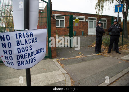 Londra, Regno Unito. 31 ott 2017. La polizia guardia fuori il Fulhams boys school che esigeva una Rastafarian boy, Chikayzea Fiandre, 12 tagliare i dreadlocks di aderire alla politica uniforme. Credito: Thabo Jaiyesimi/Alamy Live News Foto Stock