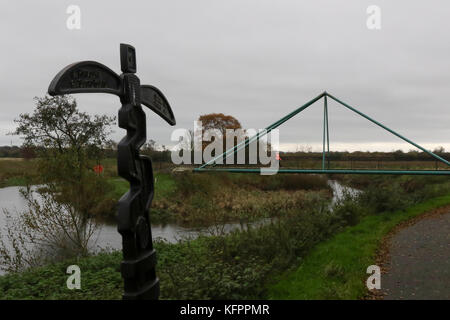 Portadown, Irlanda del Nord. Il 31 ottobre 2017. Come da previsione, grigio di una noiosa nuvoloso giorno inaugurati il mese di ottobre. Nonostante il sud-ovest breeze era grigio per quanto l'occhio può vedere come un viandante fa il suo modo attraverso il ponte sul fiume Cusher al punto di camice bianco appena fuori Portadown. Credito: David Hunter/Alamy Live News. Foto Stock