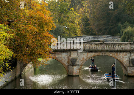 Cambridge, Regno Unito. 31 ott 2017. Colori dell'Autunno lungo il fiume Cam nel centro di Cambridge guardando verso Clare Bridge come gli scommettitori di passare attraverso, Cambridgeshire, Inghilterra, Regno Unito. Il 31 ottobre 2017 Estate cambiamenti di fogliame di autunno colori per pochi giorni prima di cadere a terra che segna l'inizio dell'inverno. Di seguito da: College di scienze ambientali e forestali. Ogni autunno Noi Revel in la bellezza dei colori autunnali. Credito: BRIAN HARRIS/Alamy Live News Foto Stock