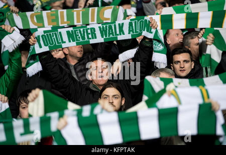 Glasgow, Regno Unito. 31 ottobre 2017. Tifosi del Celtic alla partita di Champions League tra il Celtic FC di Glasgow e il Bayern Monaco al Celtic Park di Glasgow, Regno Unito, il 31 ottobre 2017. Crediti: Sven Hoppe/dpa/Alamy Live News Foto Stock