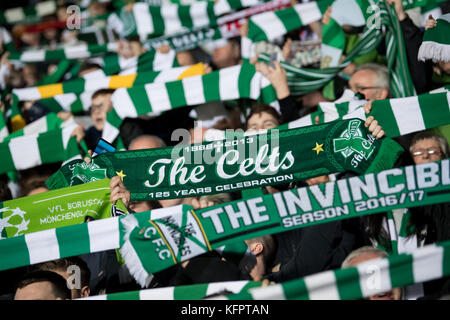 Glasgow, Regno Unito. 31 ottobre 2017. Tifosi del Celtic alla partita di Champions League tra il Celtic FC di Glasgow e il Bayern Monaco al Celtic Park di Glasgow, Regno Unito, il 31 ottobre 2017. Crediti: Sven Hoppe/dpa/Alamy Live News Foto Stock