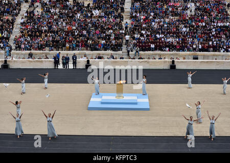 Atene, Grecia, 31 ottobre 2017. Le sacerdotesse si esibiscono durante la cerimonia di consegna della fiamma olimpica per le Olimpiadi invernali di PyeongChang 2018 allo Stadio Panathenaico di Atene, Grecia. Crediti: Nicolas Koutsokostas/Alamy Live News. Foto Stock