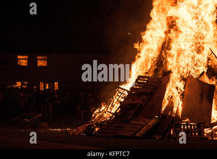 Dublino, Irlanda - 31 ottobre 2017: un falò infuria a Dublino, Irlanda sulla notte di Halloween come le finestre di una casa vicina riflettono le fiamme. Credito: ger holland/alamy live news Foto Stock