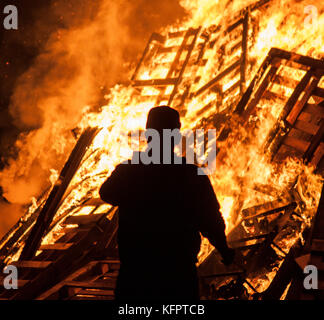 Dublino, Irlanda - 31 ottobre 2017: un uomo cammina passò un falò in Dublino, Irlanda nella notte di Halloween. Credito: ger holland/alamy live news Foto Stock