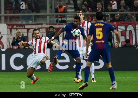 Atene, Grecia. 31 ottobre 2017. Panagiotis Tachtsidis (l) dell'Olympiacos e Paulinho del FC Barcelona gareggiano per il pallone durante la partita di Champions League tra Olympiacos FC e FC Barcelona allo stadio Karaiskakis nel Pireo, vicino Atene, Grecia, 31 ottobre 2017. Crediti: Angelos Tzortzinis/dpa/Alamy Live News Foto Stock