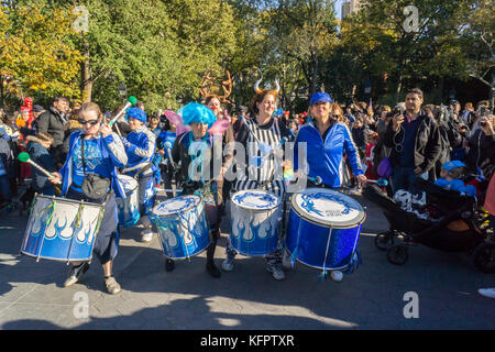 New york, Stati Uniti d'America. 31 ott 2017. donna banda samba fogoazul in Washington Square Park nel Greenwich Village di new york Martedì, Ottobre 31, 2017 conduce la ventisettesima edizione del bambini Halloween Parade. annuale di bambino e la famiglia cordiale parade si raccoglie nel parco presso la fontana e marche intorno al parco. (© richard b. levine) Credito: Richard levine/alamy live news Foto Stock