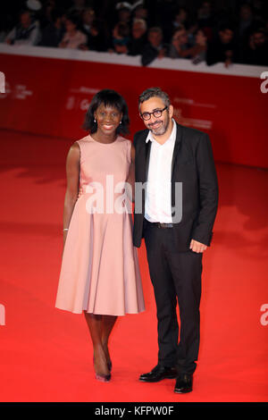 Roma, Italia. 30 ott 2017. Roma Cinema Fest 2017. Nella foto: Eric Toledano, direttore e attrice francese Eye Haidara sul tappeto rosso del Festival del Cinema di Roma "C'est la vie!". Credito: Polifoto / Alamy Live News Foto Stock