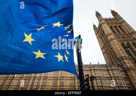 Londra, Regno Unito. 31 ott 2017. Bandiera dell'Unione europea vola contro il Palazzo di Westminster. Credito: Guy Corbishley/Alamy Live News Foto Stock