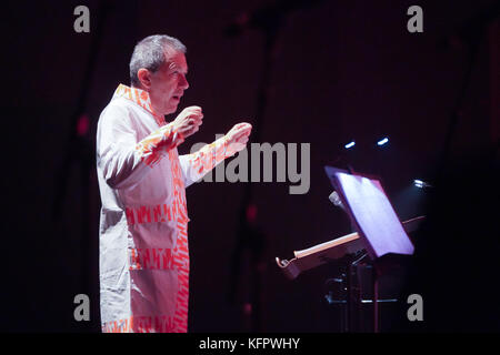 Londra, Regno Unito. 31 ott 2017. Aldo Brizzi conducendo orquestra nova lisboa durante una performance di Gilberto Gil presso il Barbican a Londra. photo Data: martedì 31 ottobre, 2017. Credito: roger garfield/alamy live news Foto Stock