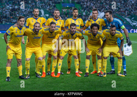 Lisbona, Portogallo. 31st Ott 2017. Juventus inizia la squadra per il gioco del round 4th della UEFA Champions League Group D, Sporting contro Juventus Credit: Alexandre de Sousa/Alamy Live News Foto Stock