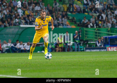 Lisbona, Portogallo. 31st Ott 2017. Il difensore di Juventus dall'Italia Giorgio Chiellini (3) durante il gioco del round 4th della UEFA Champions League Group D, Sporting contro Juventus Credit: Alexandre de Sousa/Alamy Live News Foto Stock