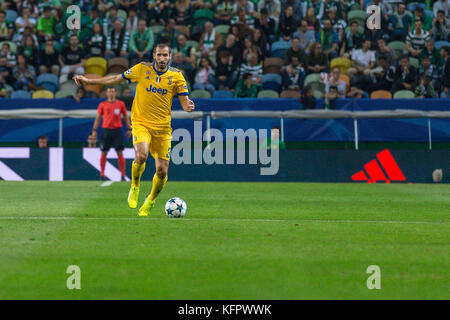 Lisbona, Portogallo. 31st Ott 2017. Il difensore di Juventus dall'Italia Giorgio Chiellini (3) durante il gioco del round 4th della UEFA Champions League Group D, Sporting contro Juventus Credit: Alexandre de Sousa/Alamy Live News Foto Stock