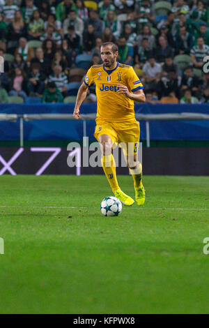 Lisbona, Portogallo. 31st Ott 2017. Il difensore di Juventus dall'Italia Giorgio Chiellini (3) durante il gioco del round 4th della UEFA Champions League Group D, Sporting contro Juventus Credit: Alexandre de Sousa/Alamy Live News Foto Stock