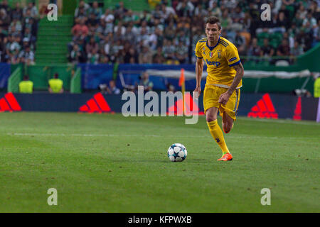 Lisbona, Portogallo. 31 ott 2017. La juventus di avanti dalla Croazia mario mandzukic (17) durante il gioco del quarto round della UEFA Champions League gruppo d, sportive v juventus credito: Alexandre de Sousa/alamy live news Foto Stock