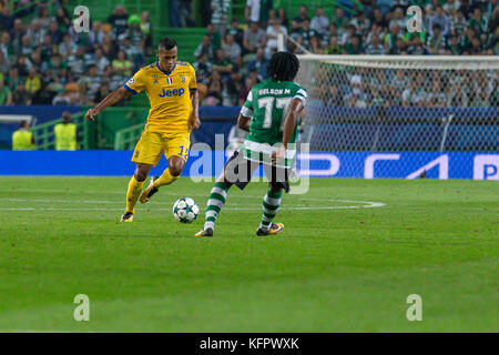 Lisbona, Portogallo. 31 ott 2017. La Juventus il difensore dal Brasile alex sandro (12) durante il gioco del quarto round della UEFA Champions League gruppo d, sportive v juventus credito: Alexandre de Sousa/alamy live news Foto Stock