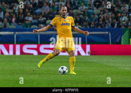 Lisbona, Portogallo. 31st Ott 2017. Il difensore di Juventus dall'Italia Giorgio Chiellini (3) durante il gioco del round 4th della UEFA Champions League Group D, Sporting contro Juventus Credit: Alexandre de Sousa/Alamy Live News Foto Stock