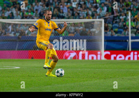 Lisbona, Portogallo. 31st Ott 2017. Il difensore di Juventus dall'Italia Giorgio Chiellini (3) durante il gioco del round 4th della UEFA Champions League Group D, Sporting contro Juventus Credit: Alexandre de Sousa/Alamy Live News Foto Stock