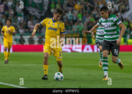 Lisbona, Portogallo. 31 ott 2017. La juventus di avanti da argentina paulo dybala (10) durante il gioco del quarto round della UEFA Champions League gruppo d, sportive v juventus credito: Alexandre de Sousa/alamy live news Foto Stock