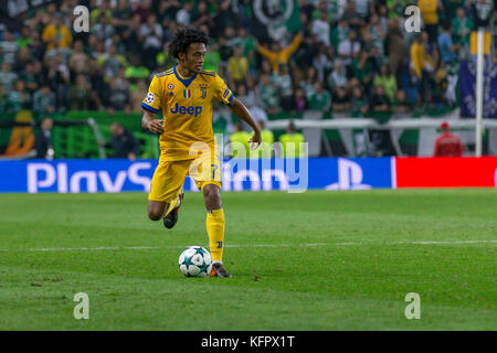 Lisbona, Portogallo. 31 ott 2017. La juventus di avanti dalla Colombia juan cuadrado (7) durante il gioco del quarto round della UEFA Champions League gruppo d, sportive v juventus credito: Alexandre de Sousa/alamy live news Foto Stock