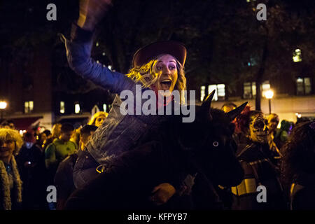 New York, Stati Uniti d'America. 1 Nov, 2017. New York villaggio annuale Halloween Parade 2017 sulla 6th Avenue Credito: Nino Marcutti/Alamy Live News Foto Stock