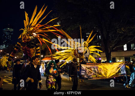 New York, Stati Uniti d'America. 1 Nov, 2017. New York villaggio annuale Halloween Parade 2017 sulla 6th Avenue Credito: Nino Marcutti/Alamy Live News Foto Stock