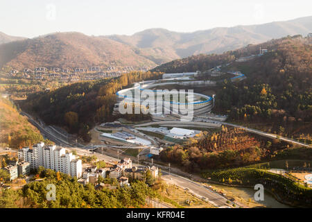 Olympic Sliding Centre, 30 ottobre 2017: Olympic Sliding Centre delle Olimpiadi invernali di PyeongChang 2018 si trova a PyeongChang, a est di Seul, Corea del Sud. Le XXIII Olimpiadi invernali si terranno per 17 giorni dal 9 al 25 febbraio 2018. Le cerimonie di apertura e chiusura e la maggior parte degli sport sulla neve si svolgeranno nella contea di PyeongChang. La contea di Jeongseon ospiterà eventi di velocità alpina e sport su ghiaccio nella città costiera di Gangneung. Crediti: Lee Jae-won/AFLO/Alamy Live News Foto Stock