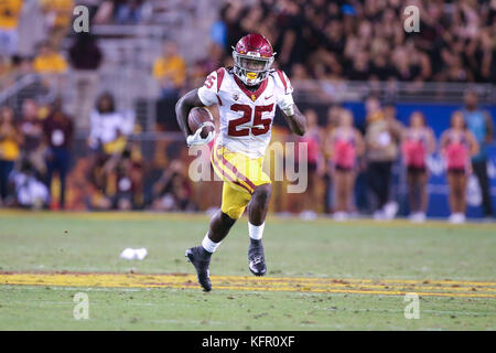 TEMPE, AZ - 28 ottobre: Ronald Jones II (25), dell'USC Trojans corre la sfera durante un collegio partita di calcio tra la USC Trojans e ASU Sun Devils il 28 ottobre 2017 presso il Sun Devil Stadium di Tempe, Arizona. Jordon Kelly/CSM Foto Stock