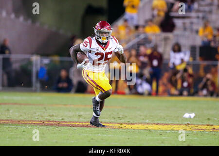 TEMPE, AZ - 28 ottobre: Ronald Jones II (25), dell'USC Trojans corre la sfera durante un collegio partita di calcio tra la USC Trojans e ASU Sun Devils il 28 ottobre 2017 presso il Sun Devil Stadium di Tempe, Arizona. Jordon Kelly/CSM Foto Stock