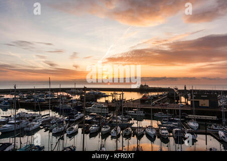 Inghilterra, Ramsgate. Alba sul Canale Inglese e Ramsgate Royal Harbour con Marina yachting in primo piano. Foto Stock