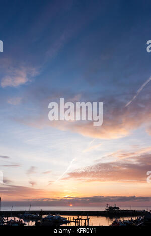 Inghilterra, Ramsgate. Alba sul canale Inglese e sul Ramsgate Royal Harbour Foto Stock