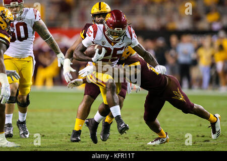 TEMPE, AZ - 28 ottobre: Ronald Jones II (25), dell'USC Trojans corre per guadagno durante un collegio partita di calcio tra la USC Trojans e ASU Sun Devils il 28 ottobre 2017 presso il Sun Devil Stadium di Tempe, Arizona. Jordon Kelly/CSM Foto Stock