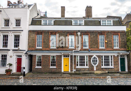 Il Cardinale storico's Wharf (n. 49 Bankside), con case a schiera a destra, è stato detto di essere vissuto in da Sir Christopher Wren. Londra, Inghilterra, Regno Unito. Foto Stock