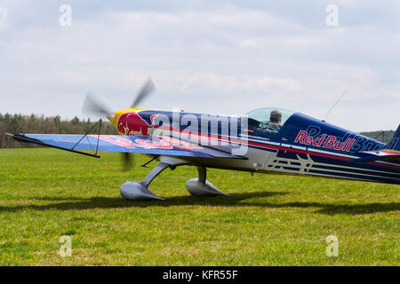 Plasy, Repubblica Ceca - 30 aprile: Red Bull Air Race pilota sonka martin nel suo piano di acrobazia aerea on April 30, 2017 in plasy. pilota ceco Martin šonka en Foto Stock